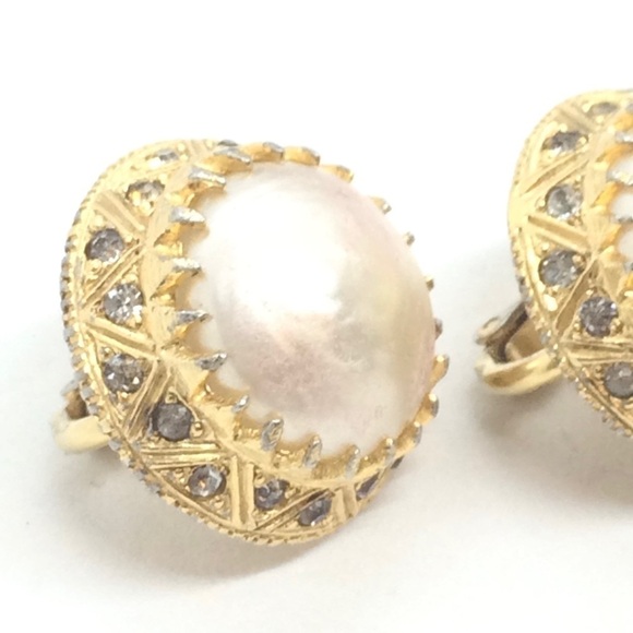 VINTAGE NETTIE ROSENSTEIN CLIP ON EARRINGS FAUX PEARL RHINESTONES GOLD TONE - Picture 8 of 17